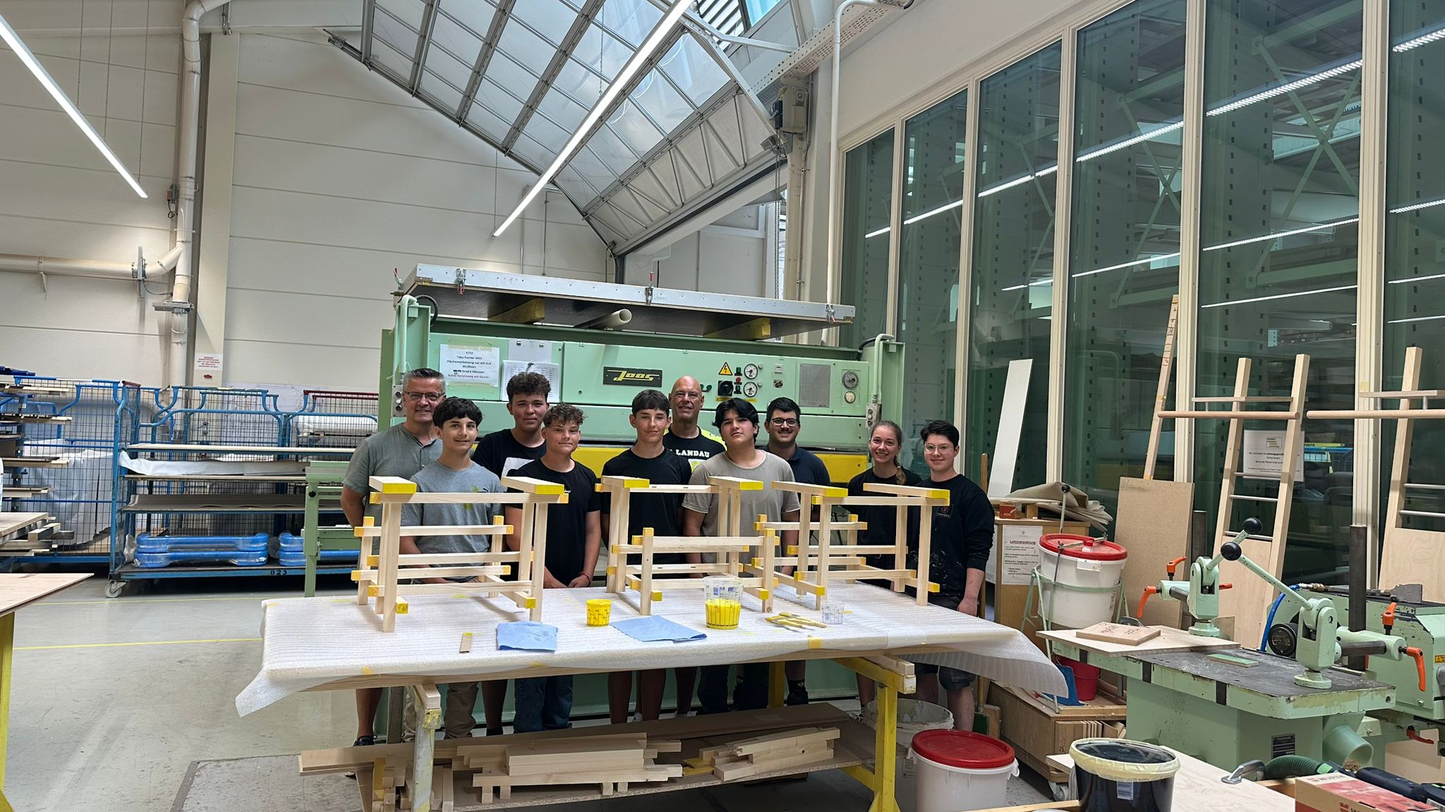 Mehr über den Artikel erfahren Standort Wallersdorf – Projektwoche mit der MS Landau – Schüler gestalten Designklassiker